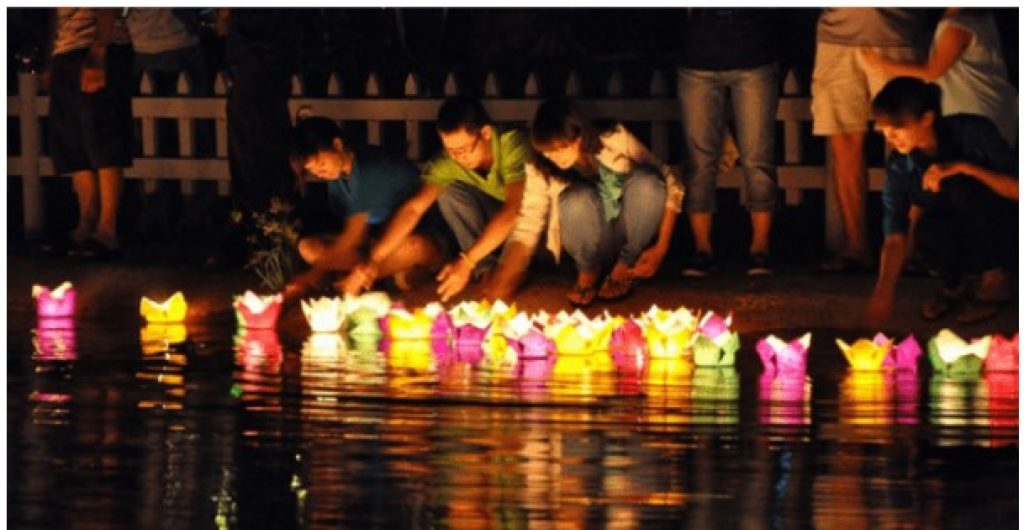 Hình ảnh thả đèn hoa đăng ở Hồ Bán Nguyệt vào Trung Thu