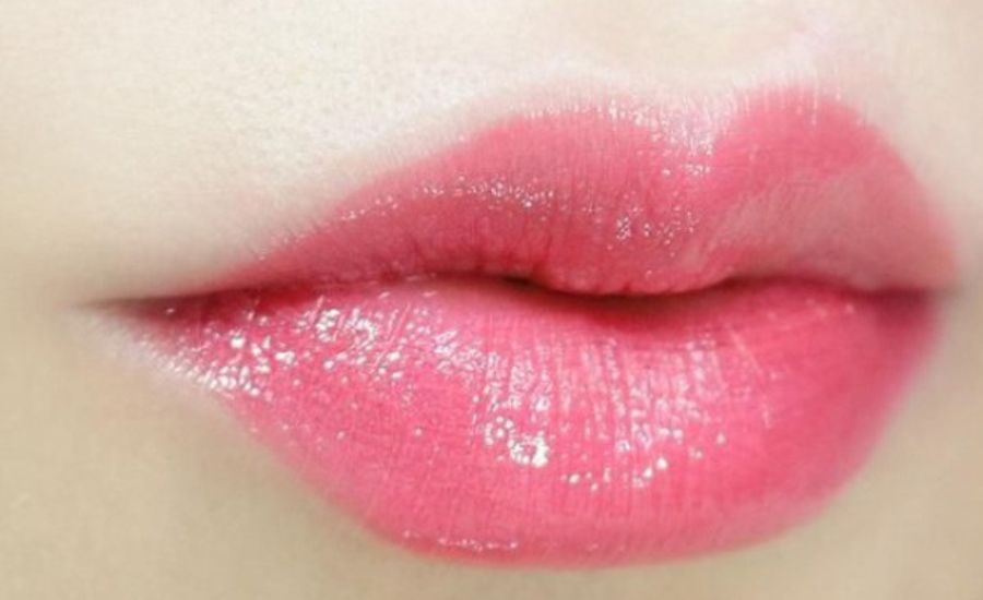 Phun môi màu hồng cánh sen lên màu thế nào?